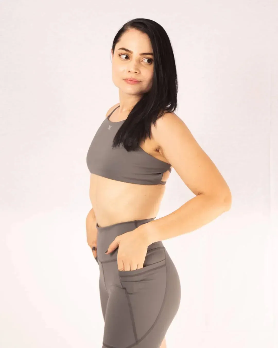Loose fit seams Top deportivo para mujer con tiras espalda cruzada