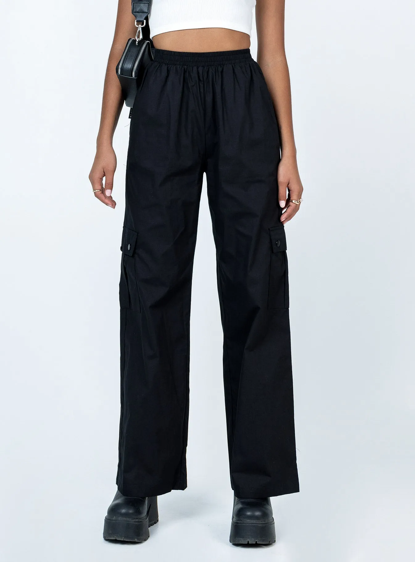 Flattering Design Breathable back panel Lista Elastic Pocket Pants Black