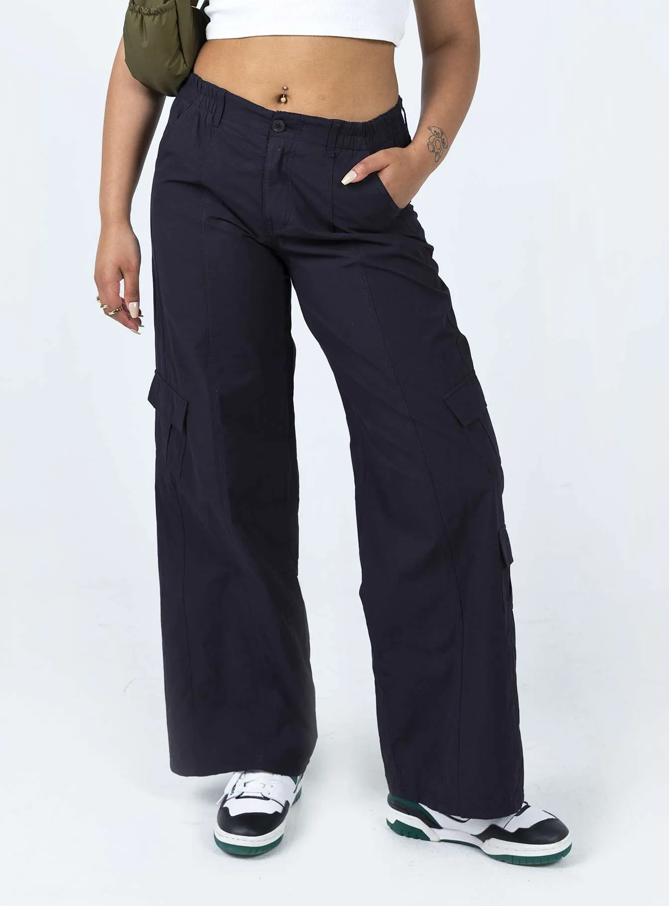 WrinkleFreeFabric Rugged Fit Boulevard Low Rise Cargo Pants Navy