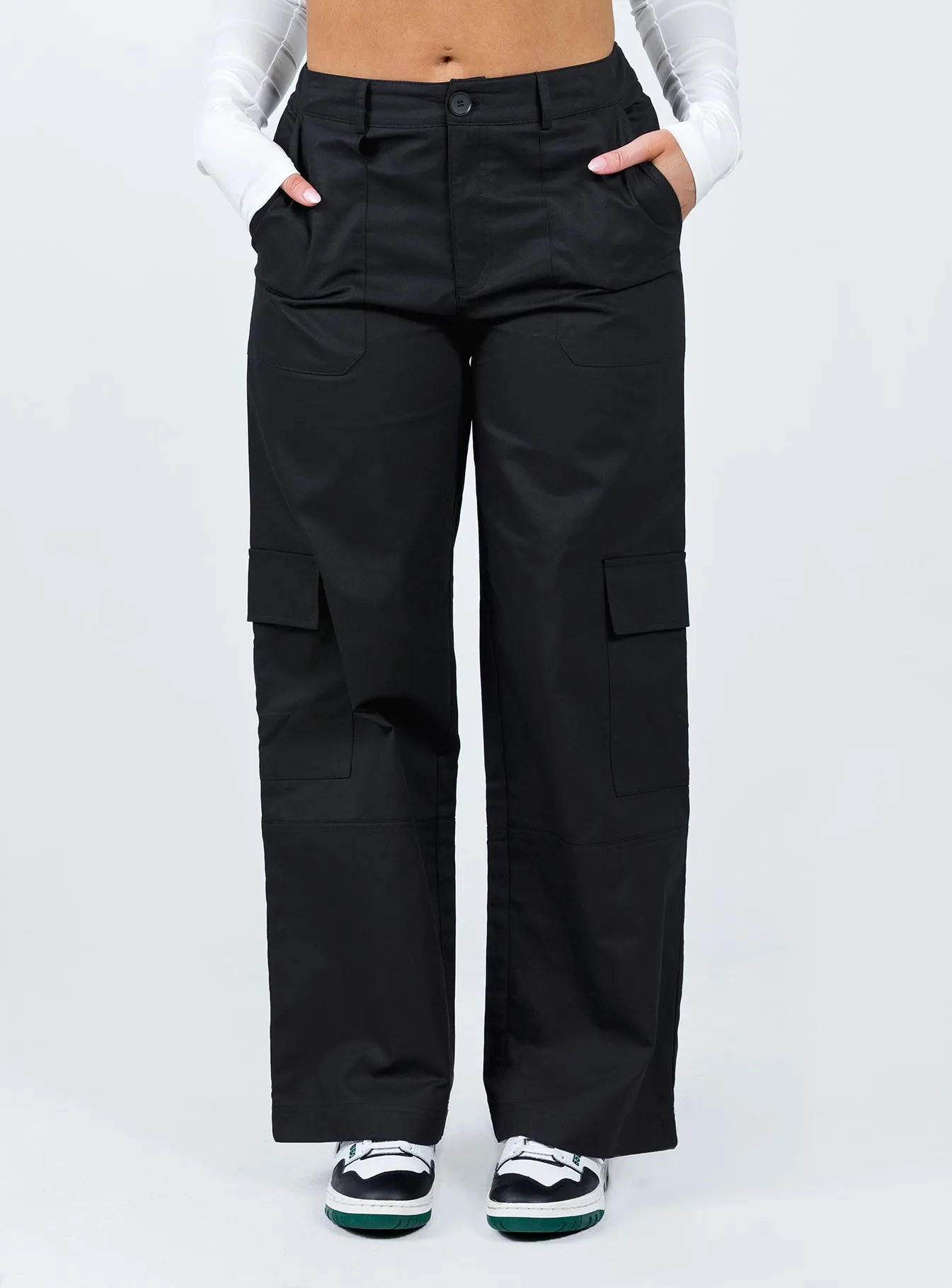 Relaxed Comfort Look Luna Mid Rise Cargo Pants Black