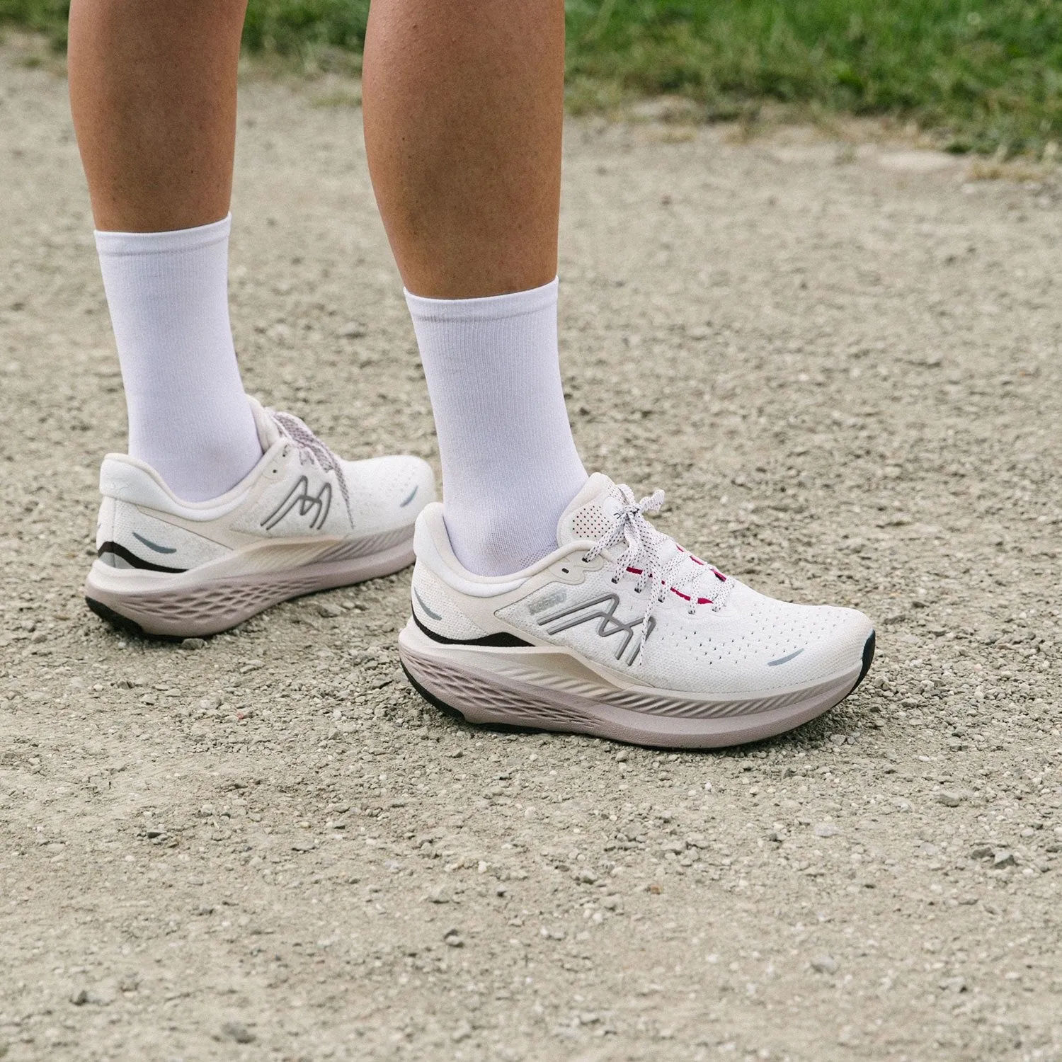 WOMEN'S MESTARI RUN 1.5 - WHITE / PASTEL PARCHMENT Flexible Fit Frequent Travelers Work Life