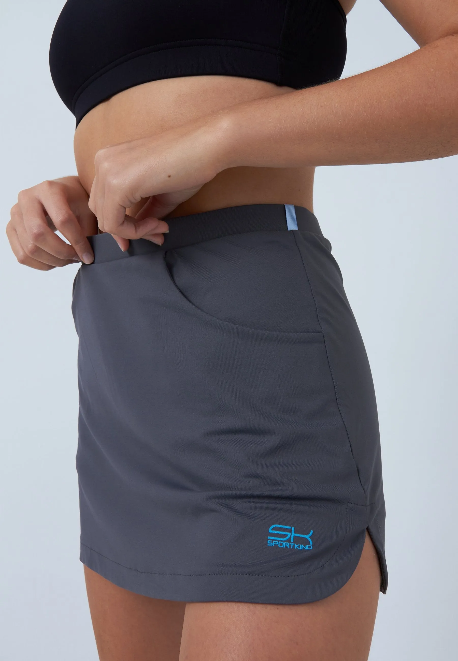 Travel Vibes Simple Flow Classic Tennis Skort with pockets, grey