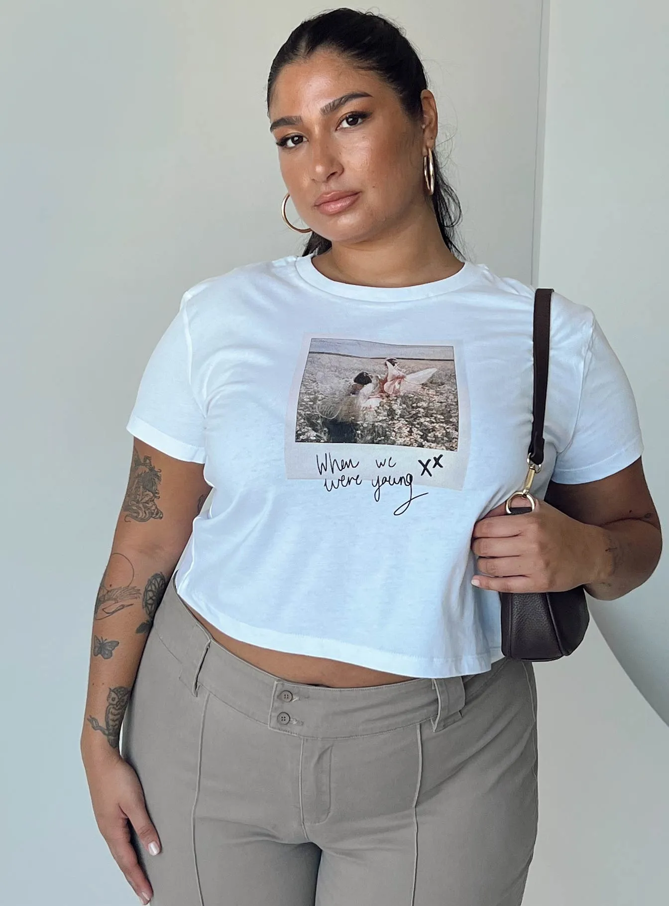 Trendy Comfort Basic Piece Shake It Graphic Tee White Curve