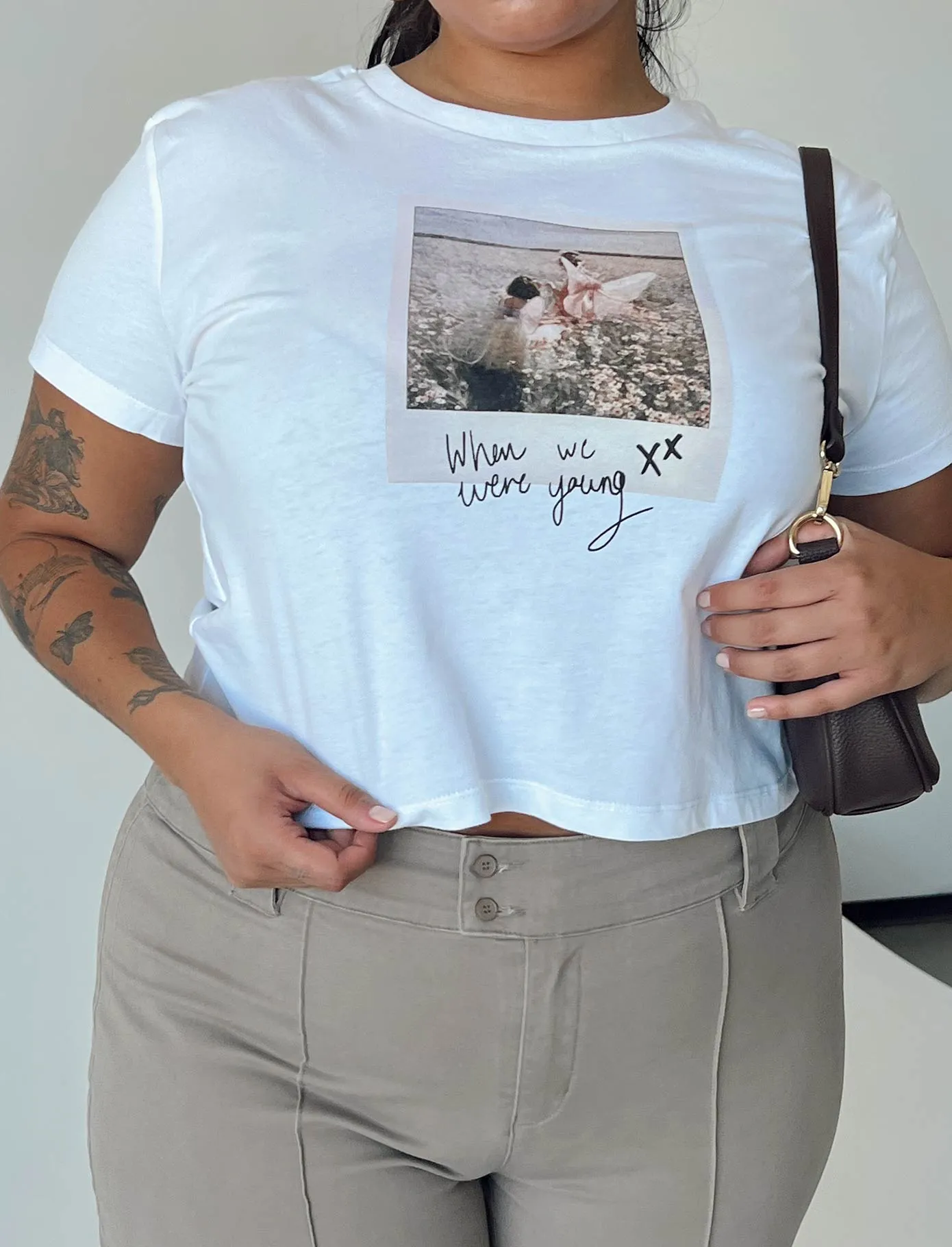 Shake It Graphic Tee White Curve Best Seller Ribbed Collar Design