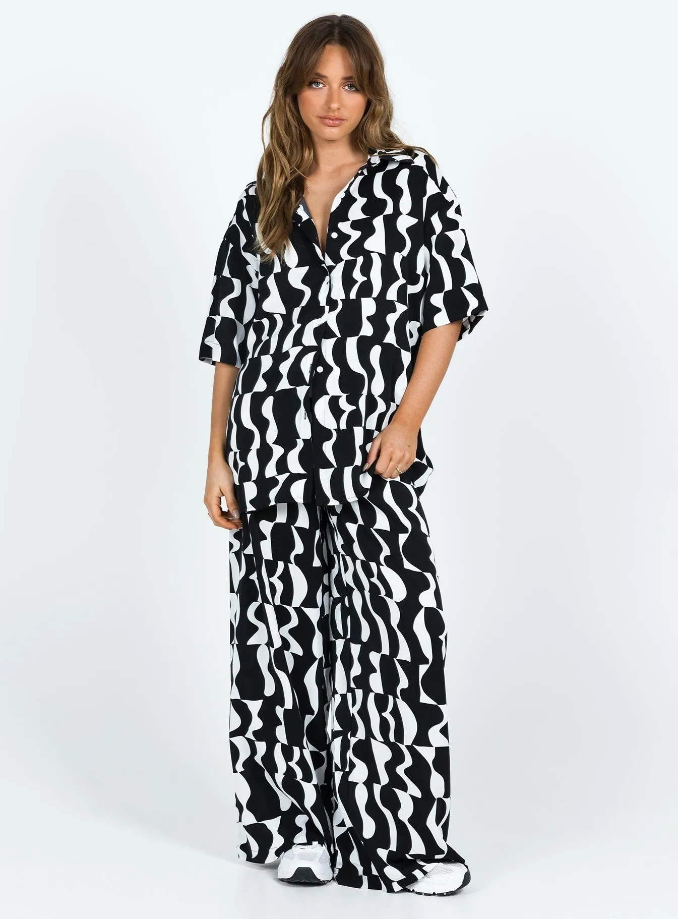 Hilola Set Black / White Soft Finish Practical Look