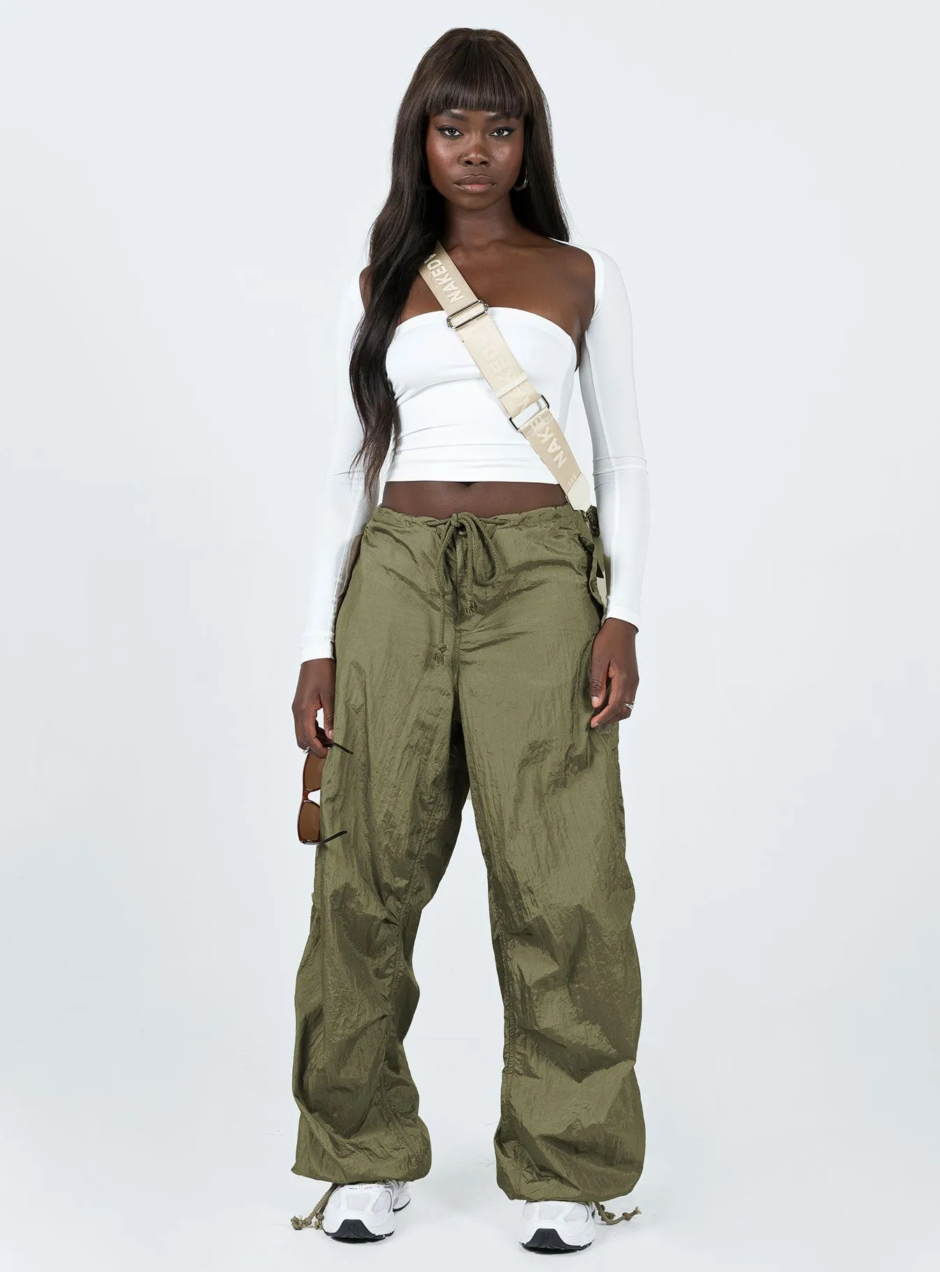 Low Bulk Material FlexibleMobilityDesign Motel Juwan Trouser Parachute Green